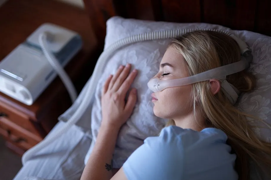 Paciente usando equipo CPAP